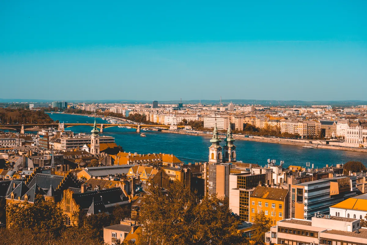 Budapest und die Donau mit der Margaretenbrücke von oben im warmen Herbstlicht