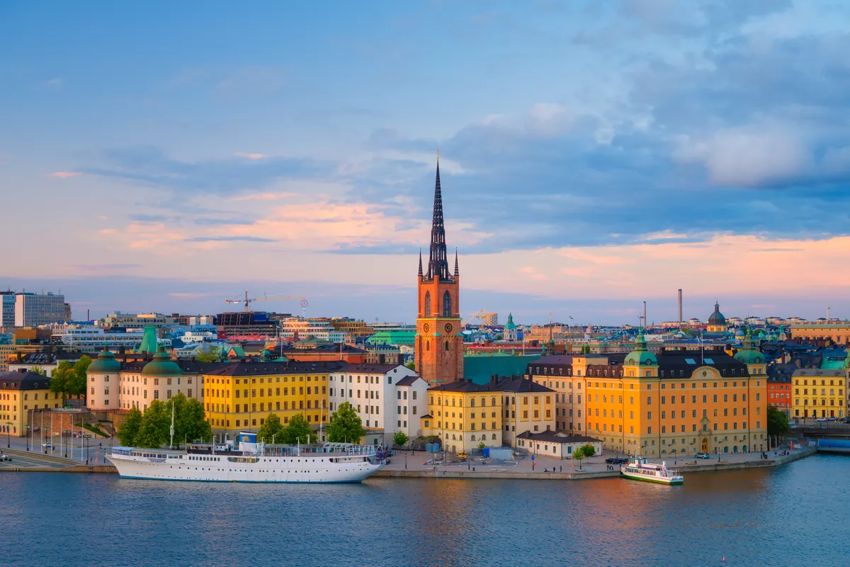 Stockholms Altstadt Gamla Stan und die Riddarholmskirche über das Wasser hinweg im Abendlicht