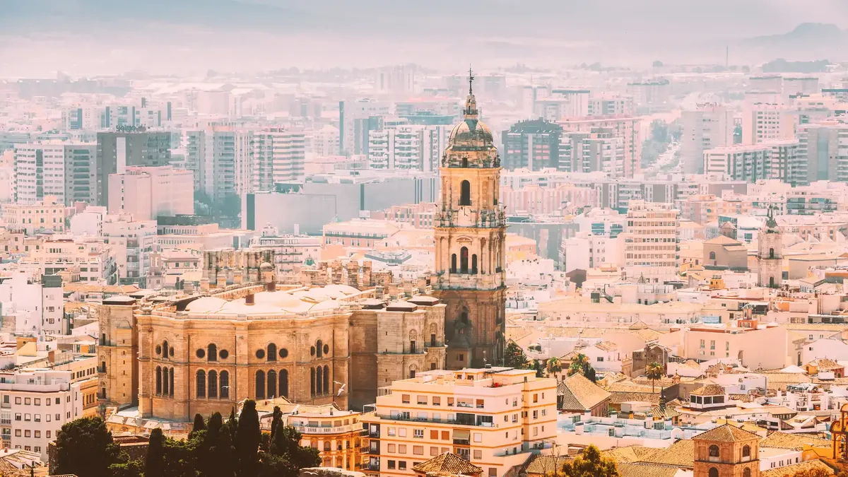 Die Kathedrale von Málaga ragt im weichen Morgenlicht über die Dächer des historischen Zentrums