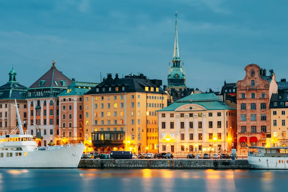 Bunte Fassaden und Boote an einem Stockholmer Kai an einem hellen Sommertag